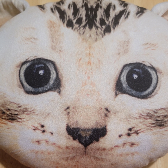 Cat face pillow - Picture 2 of 3